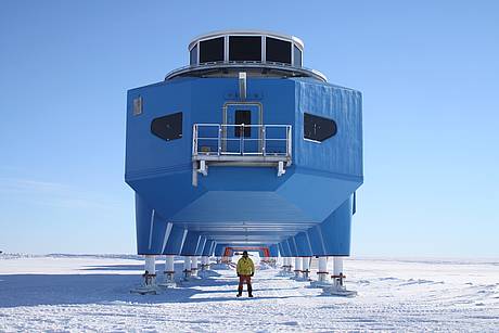 Moving_Halley_Research_Station.jpg